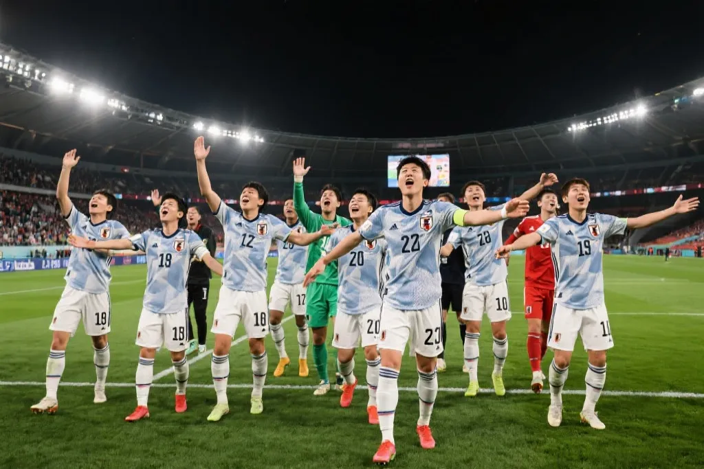 战术再升级！日本男足两套阵容无缝切换，末轮保平即可挺进淘汰赛